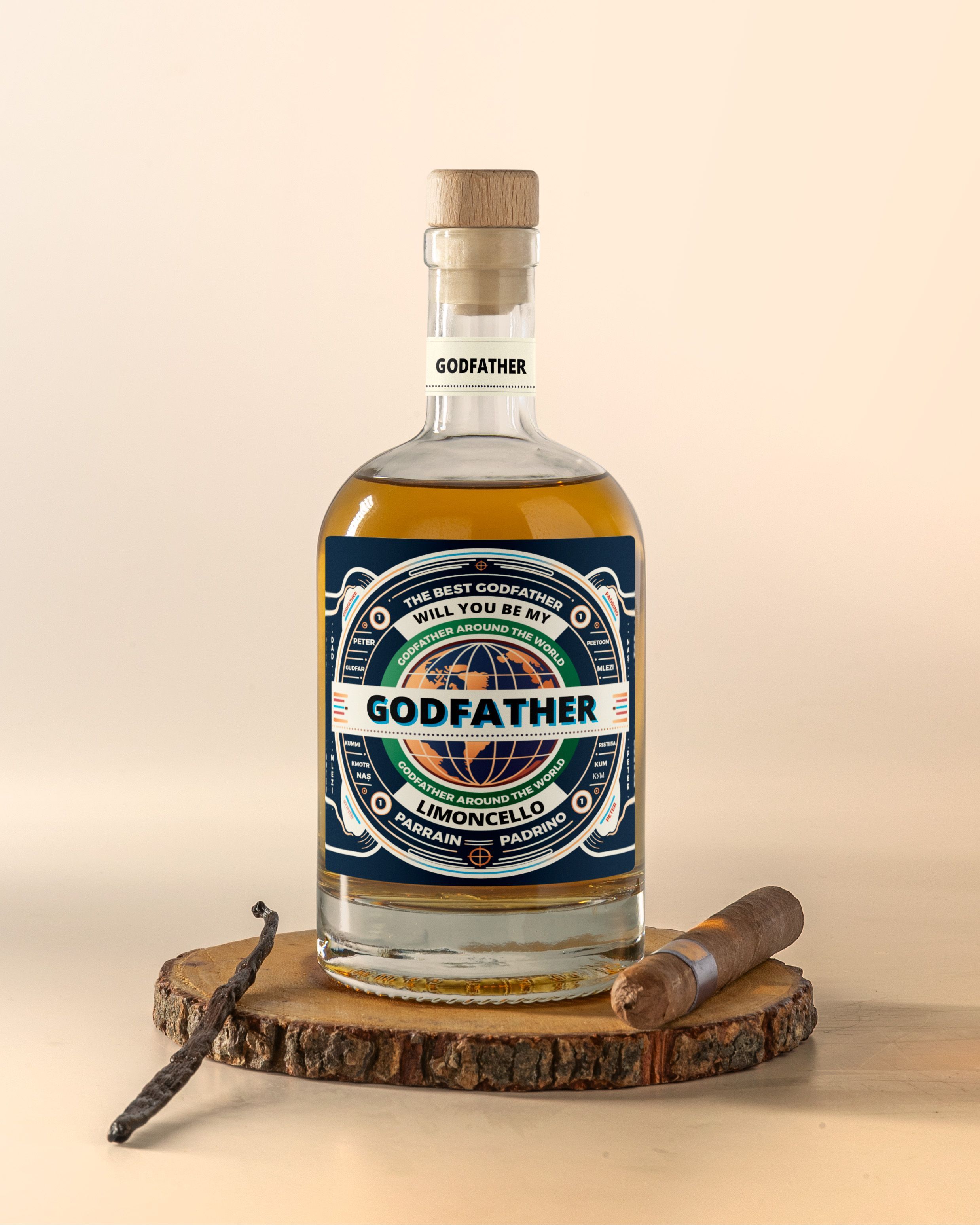 Gepersonaliseerde whisky fles Godfather met houten kurk op houten schijf met sigaar