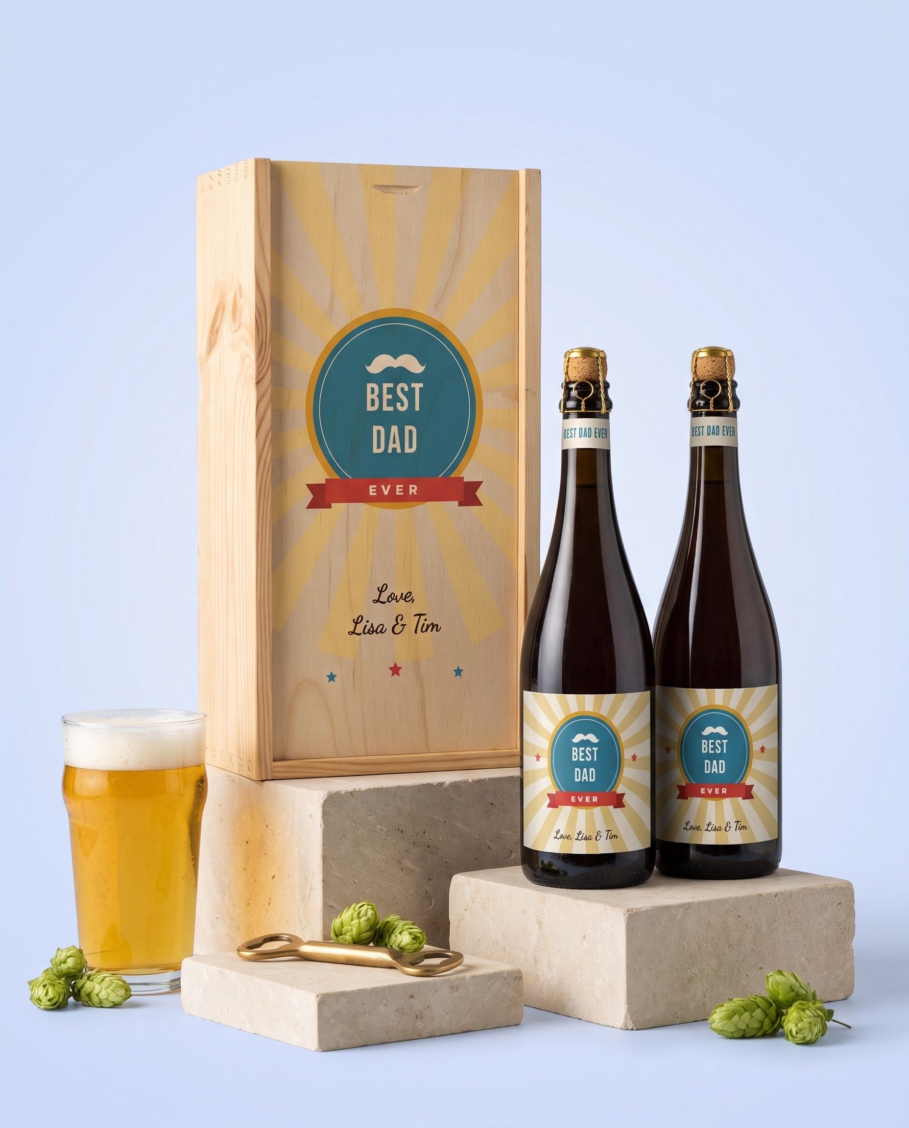 Houten kist voor twee flessen bier met bedrukt deksel Best Dad Ever en een gevuld bierglas