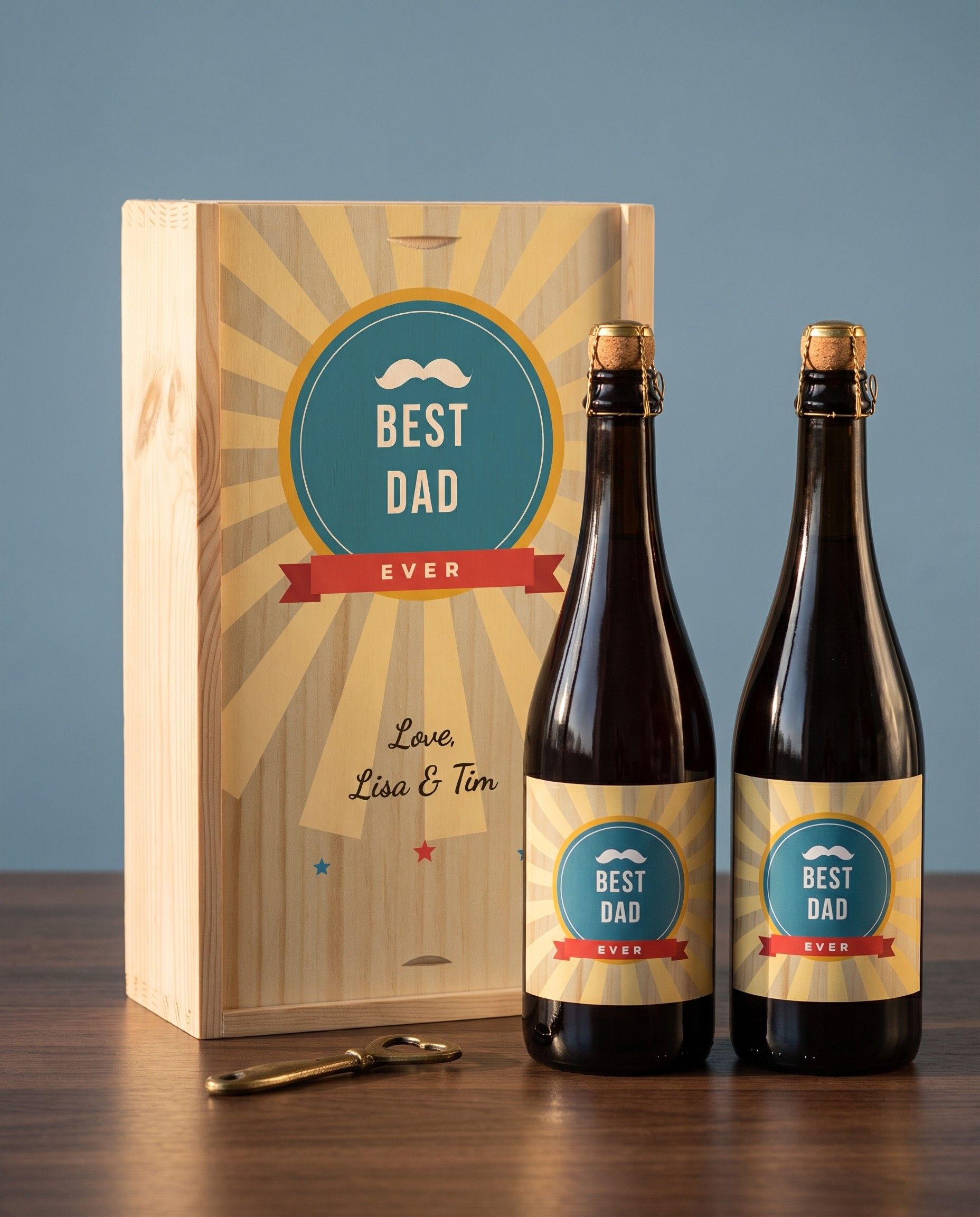 Houten kist voor twee flessen bier met bedrukt deksel Best Dad Ever en twee flessen met hetzelfde etiket