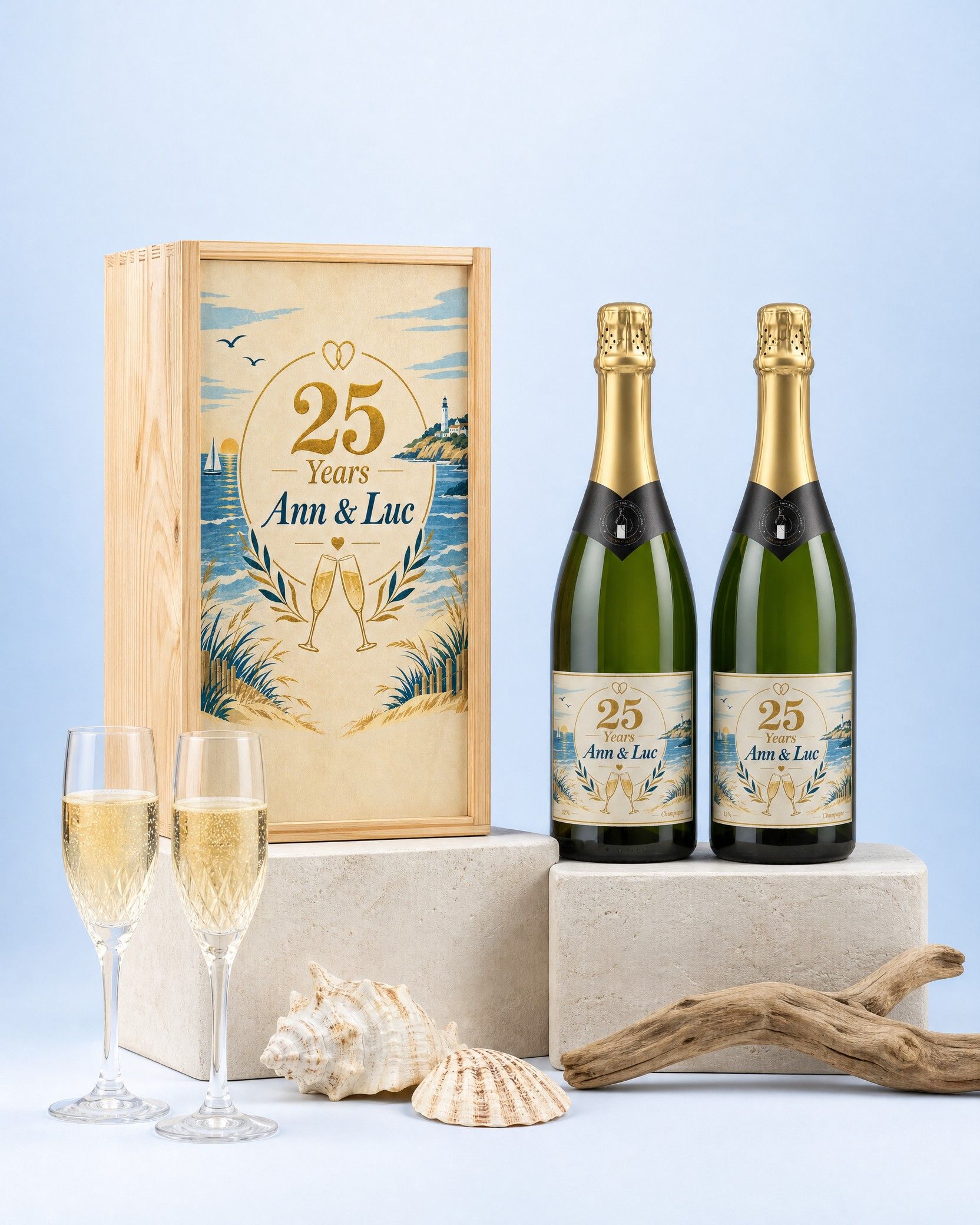 Houten kist met twee flessen gepersonaliseerde champagne en bedrukt deksel 25 Years Ann & Luc, met twee gevulde flutes