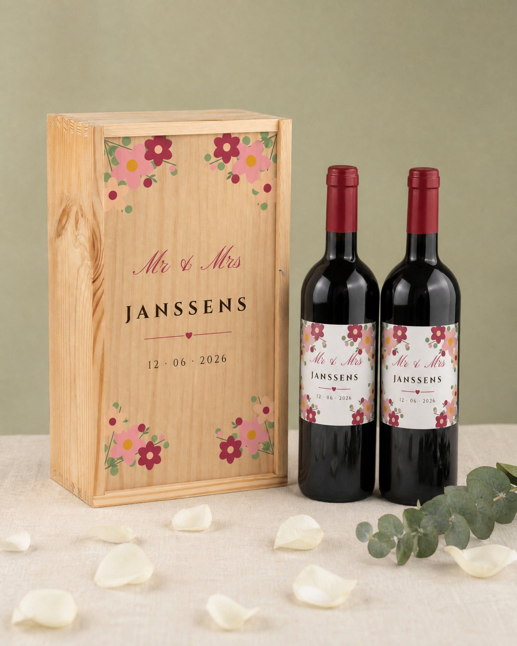 Houten kist voor twee flessen wijn met bedrukt deksel Mr & Mrs Janssens en twee flessen met hetzelfde etiket