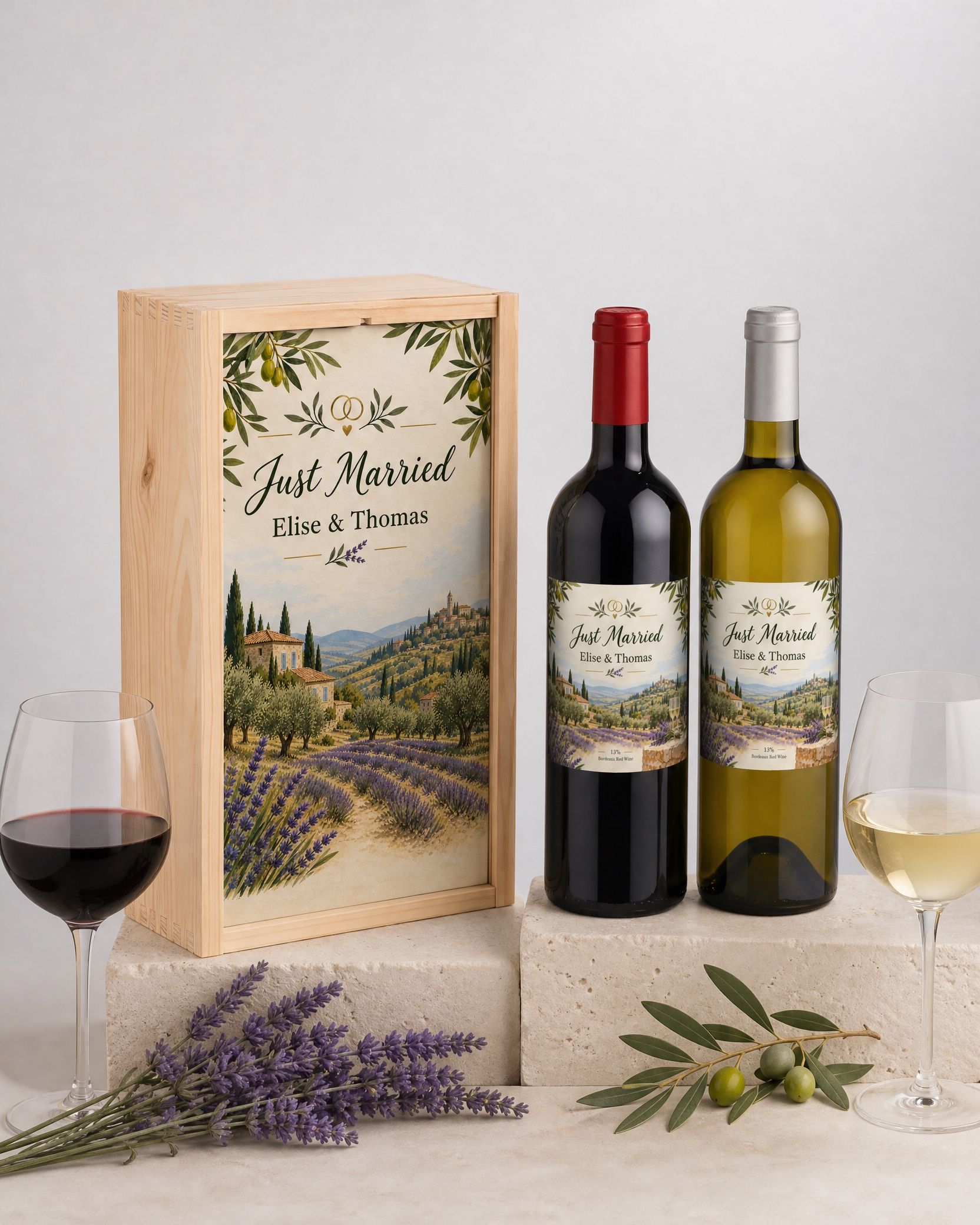 Houten kist met een fles gepersonaliseerde rode en een fles witte wijn en bedrukt deksel Just Married Elise & Thomas