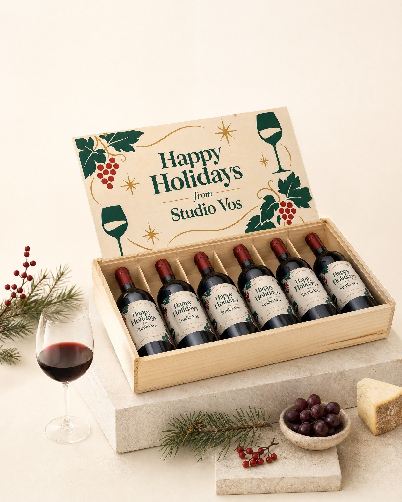 Open houten kist met zes flessen wijn en bedrukt deksel Happy Holidays from Studio Vos