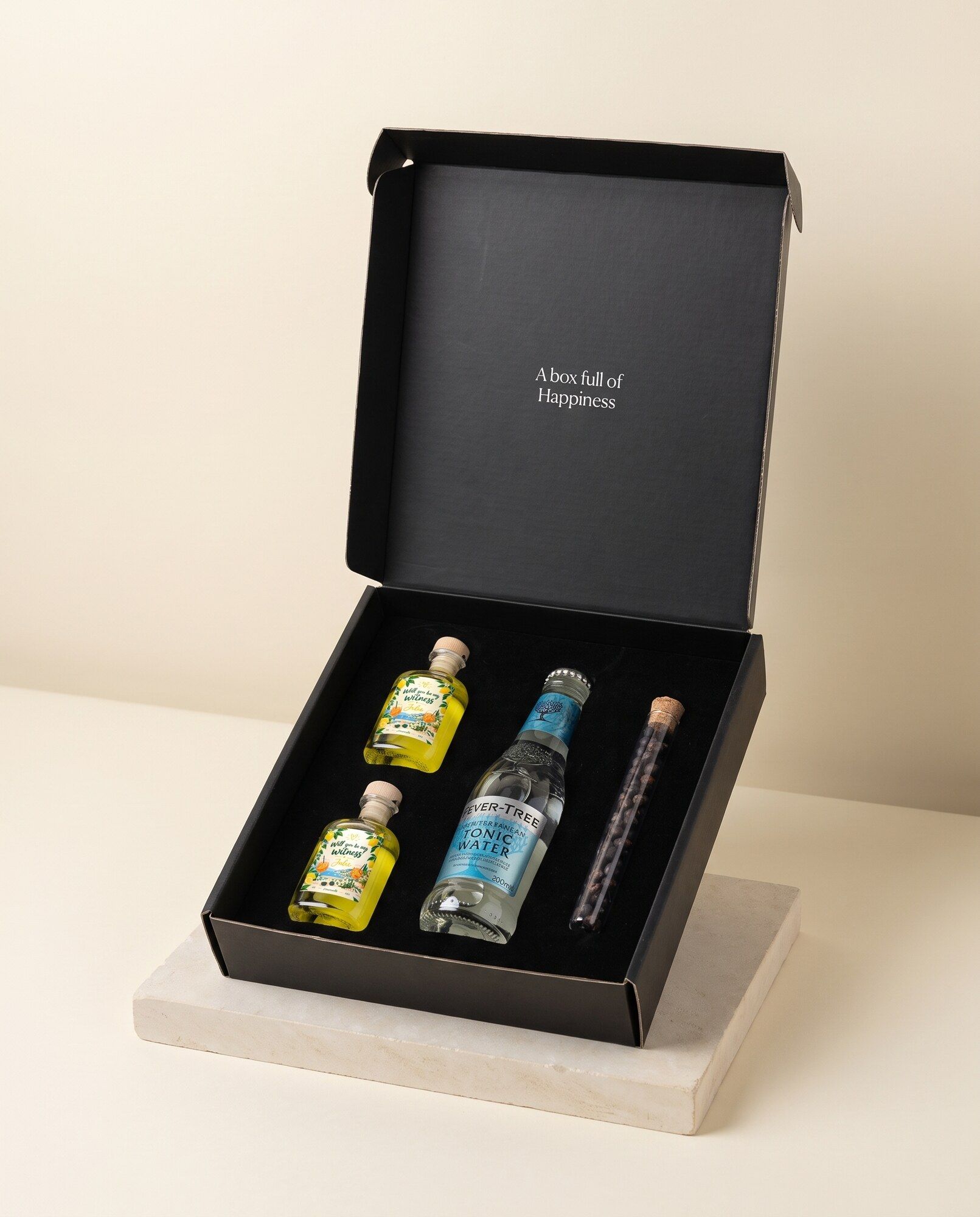 Limoncello tonic pakket met eigen etiket: twee miniflesjes limoncello, tonic en jeneverbessen
