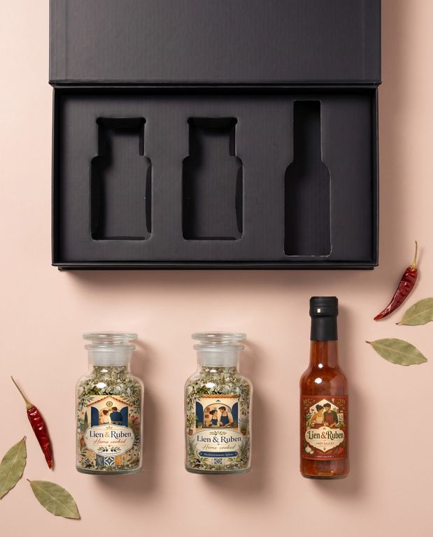 Gepersonaliseerde cadeaubox met kruiden en saus als housewarmingcadeau, van bovenaf gefotografeerd