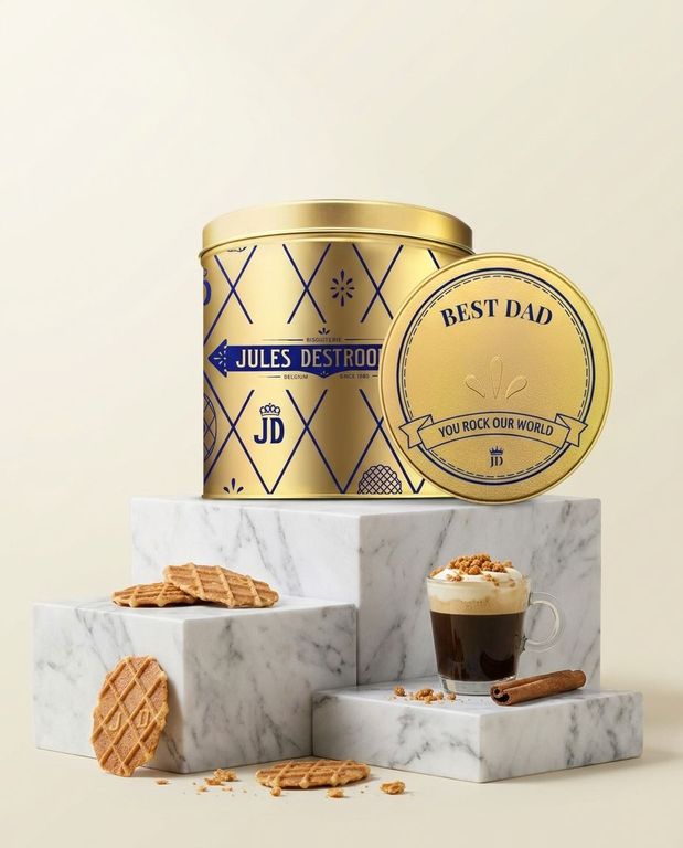 Gepersonaliseerde gouden Jules Destrooper koekjestrommel met Best Dad opdruk, omringd door wafels en koffie op marmeren