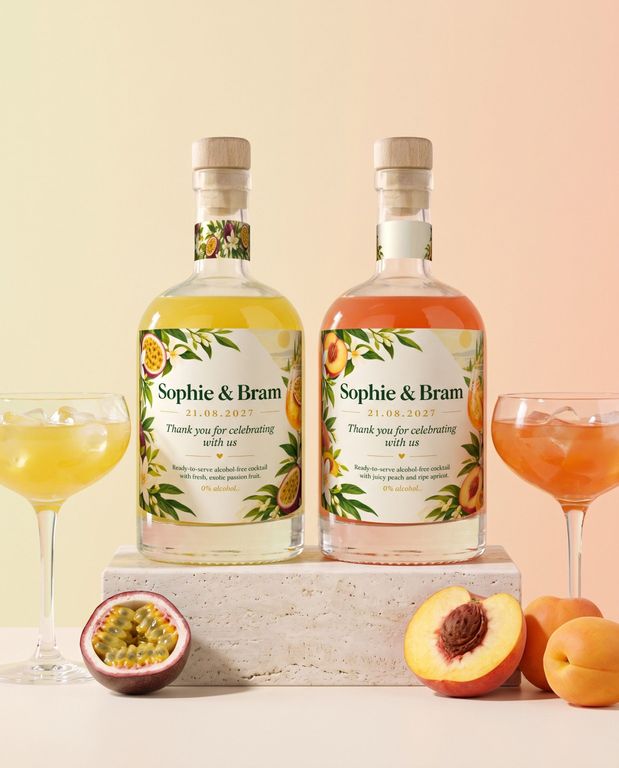 Twee gepersonaliseerde mocktails, passievrucht en perzik-abrikoos, met bijpassende huwelijksetiketten