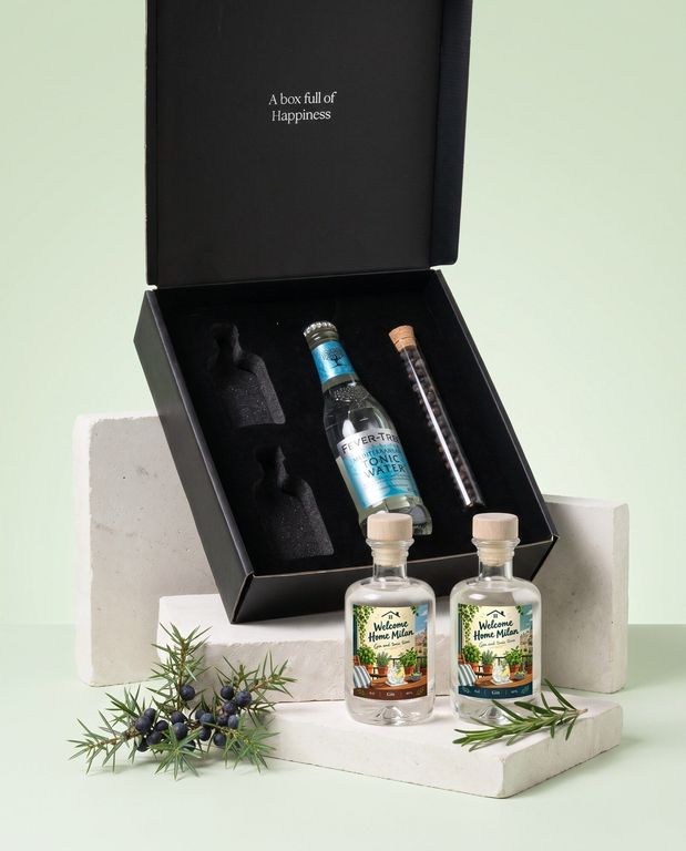 Gin tonic pakket met twee gepersonaliseerde miniflesjes gin voor de open zwarte geschenkdoos