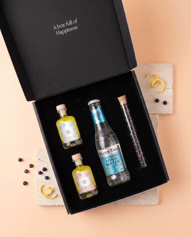 Limoncello tonic pakket van bovenaf: gepersonaliseerde miniflesjes met Fever-Tree tonic