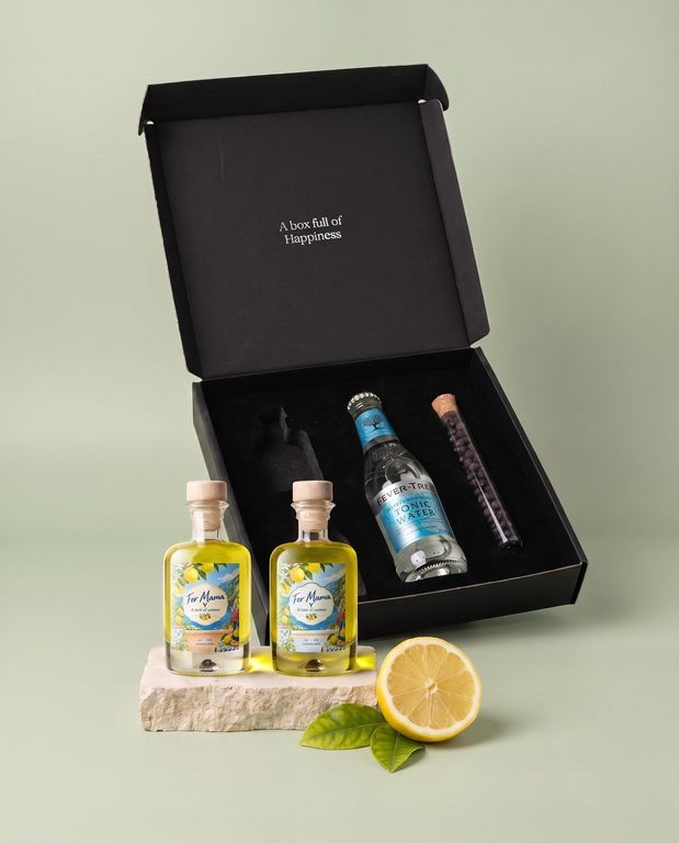 Limoncello tonic pakket met twee gepersonaliseerde miniflesjes limoncello voor de open geschenkdoos
