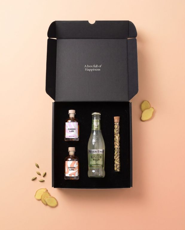 Moscow Mule pakket van bovenaf: twee gepersonaliseerde miniflesjes, ginger beer en kardemom