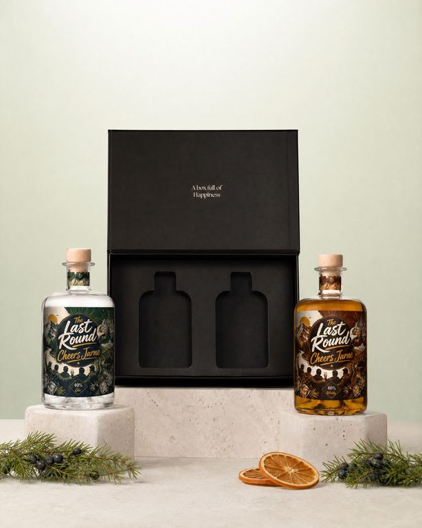 Pakket met twee gepersonaliseerde spirits als vrijgezellencadeau, gin en whisky naast de open geschenkdoos