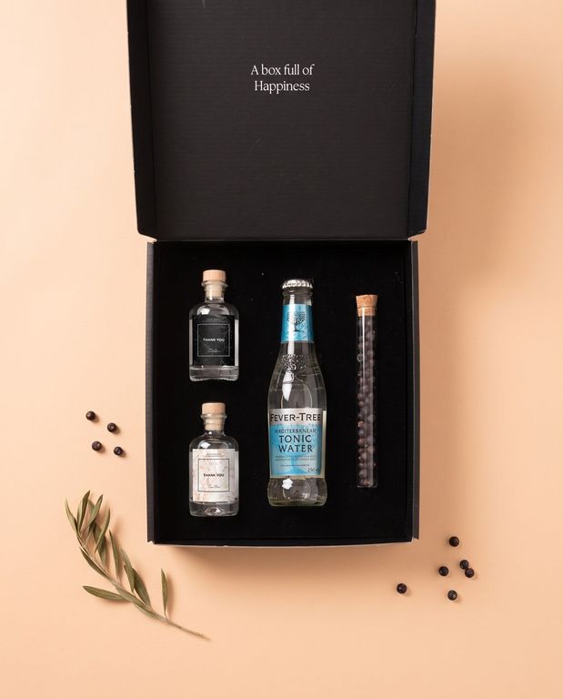 Premium box van bovenaf: gepersonaliseerde miniflesjes gin met tonic en jeneverbessen