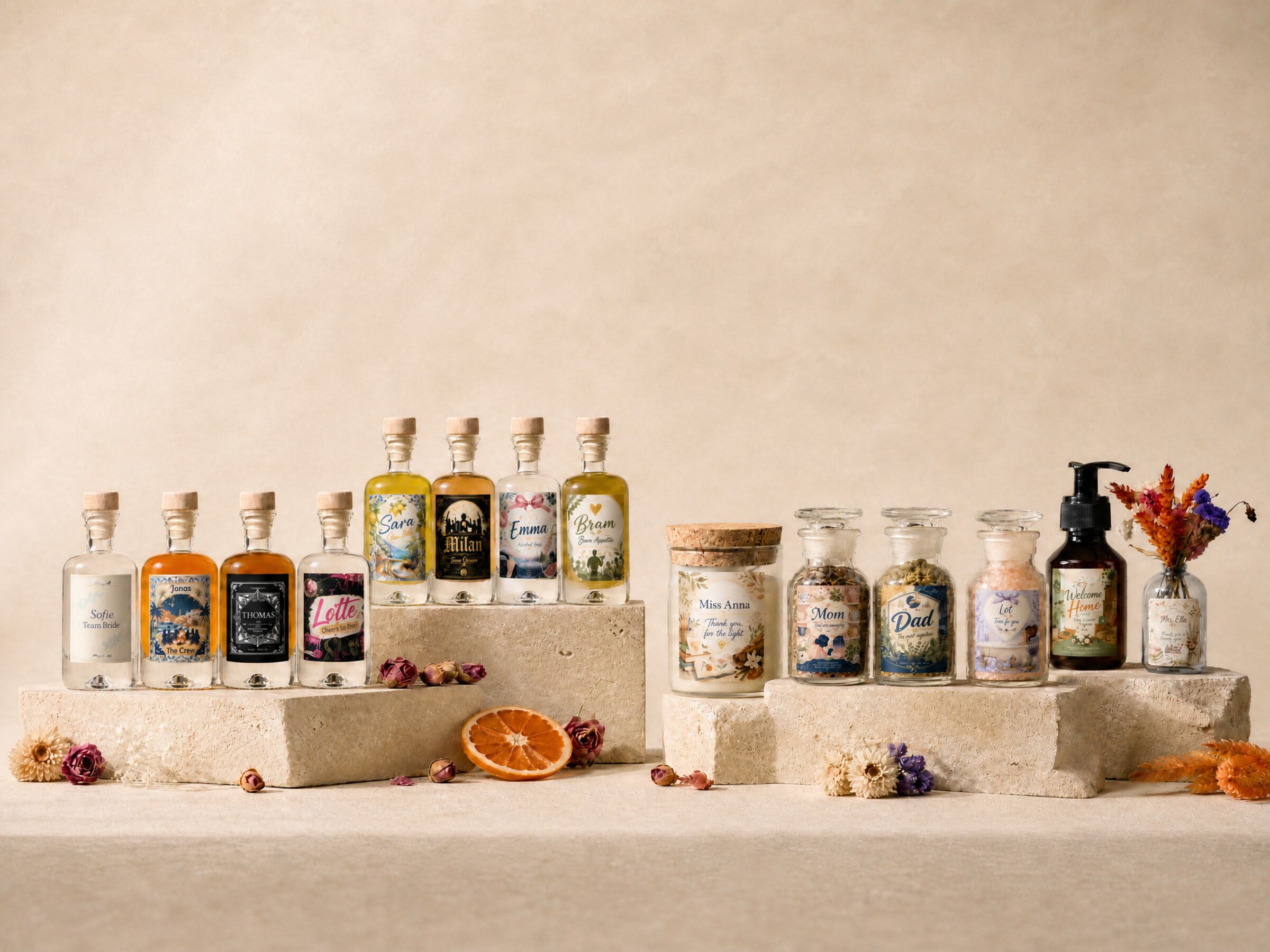 Alle gepersonaliseerde mini producten van MakeYour samen: mini flesjes drank, olijfolie, een kaarsje, apothekerspotjes met thee, kruiden en badzout, handzeep en een vaasje met droogbloemen