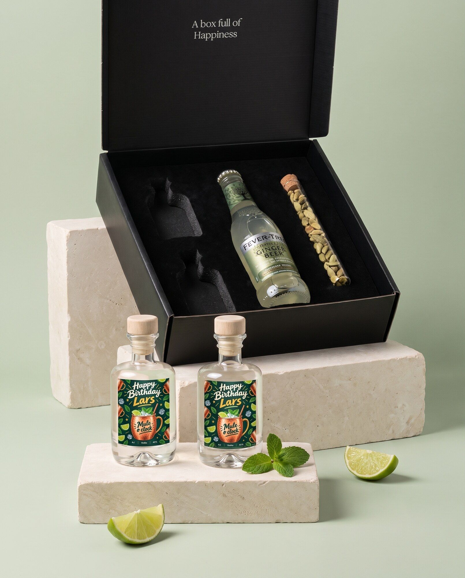 Moscow Mule pakket met twee gepersonaliseerde miniflesjes wodka voor de open zwarte geschenkdoos
