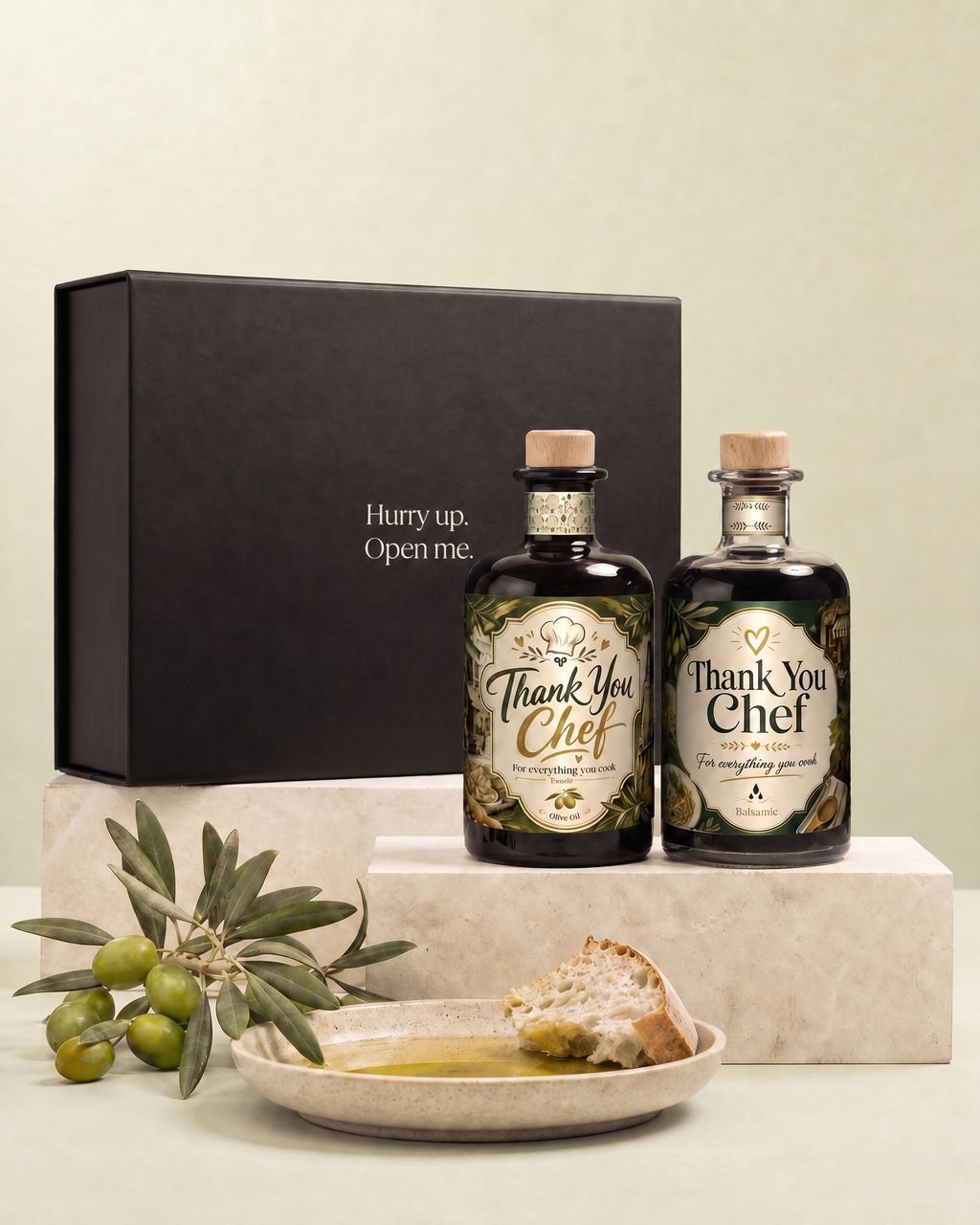 Gepersonaliseerd olijfolie- en balsamicopakket als bedankje, beide flessen voor de zwarte geschenkdoos met olijventak en brood