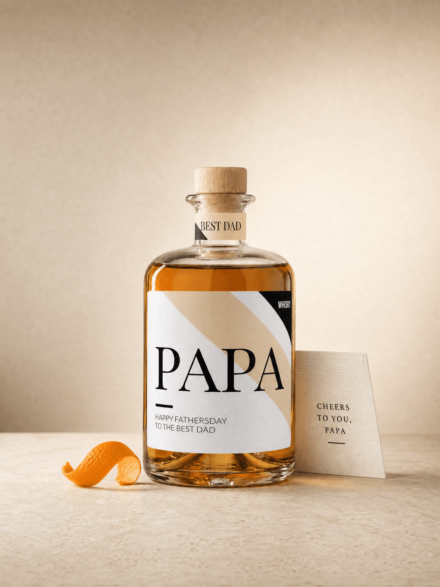 PAPA whisky fles met Best Dad label, houten kurk en kaart Cheers to You Papa voor Vaderdag cadeau