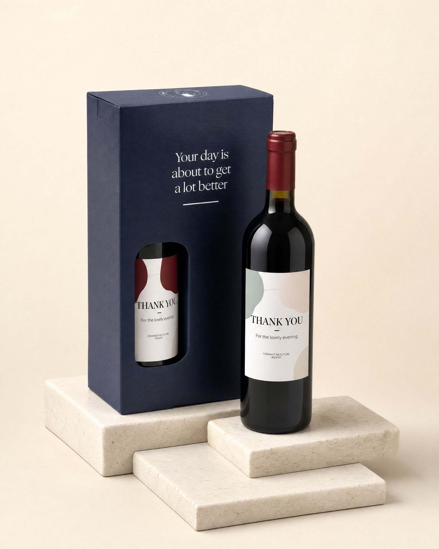 Twee flessen wijn met een gepersonaliseerd bedanketiket, uit de geschenkdoos naast elkaar