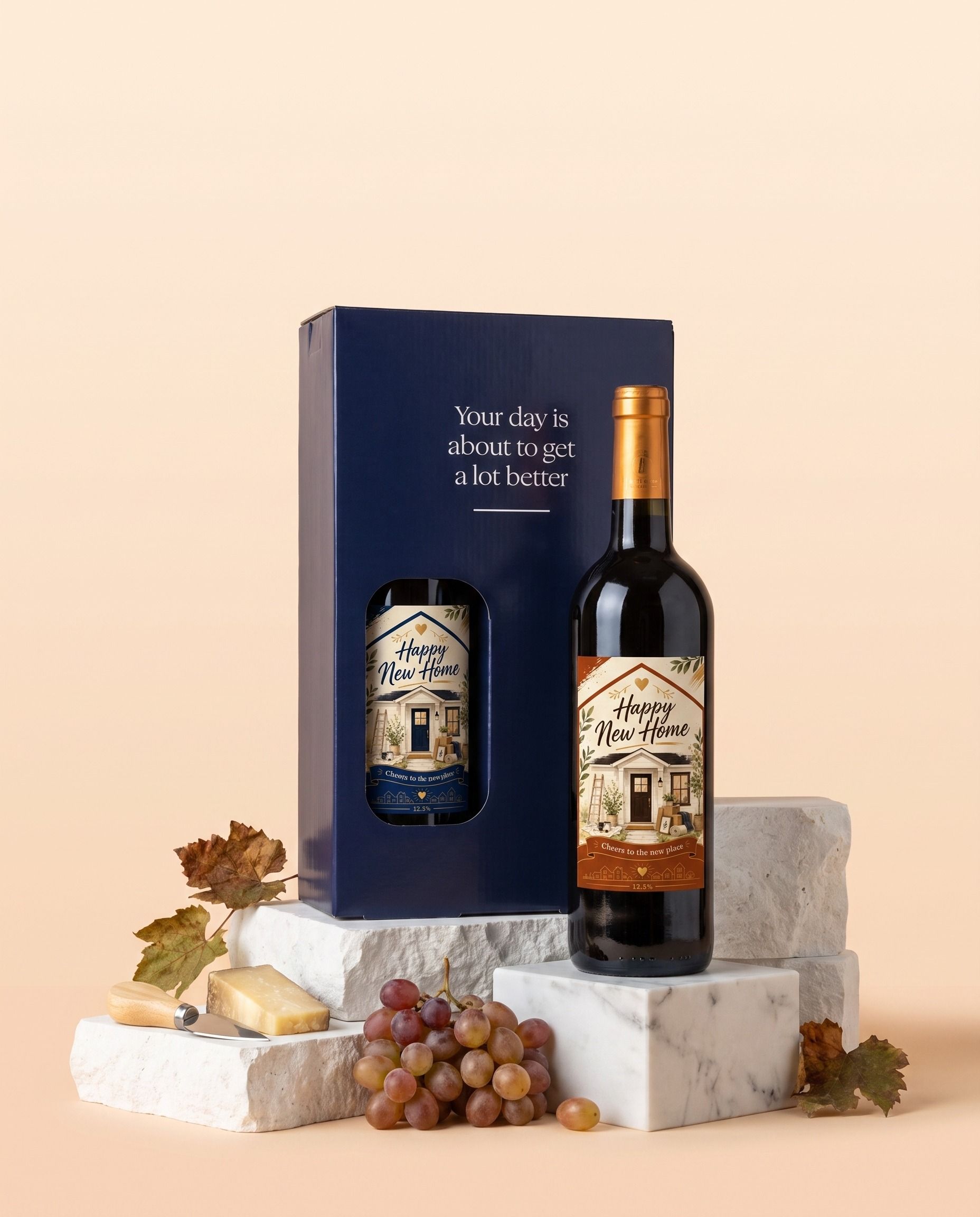 Wijnpakket met twee flessen met een gepersonaliseerd housewarming-etiket, van bovenaf gefotografeerd