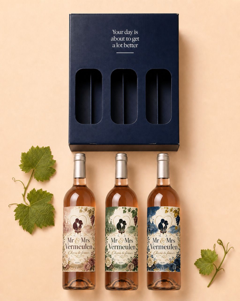 Wijnpakket met drie flessen met een gepersonaliseerd huwelijksetiket, van bovenaf naast de geschenkdoos